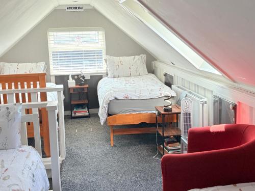 Katil atau katil-katil dalam bilik di Luton Lodge - Newly Refurbished, Ideal for Short Stay , 5 mints To Luton Airport , Train Station, Town Centre , Free off street Parking