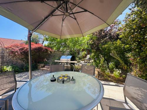 a table with an umbrella on a patio at La Floraison in Molesmes
