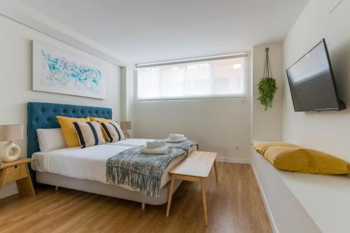 Modern and wide- 3Bd 25 Bth- Plaza Castilla