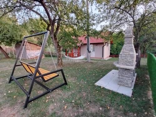 Taman di luar Vikendica Batin Konak