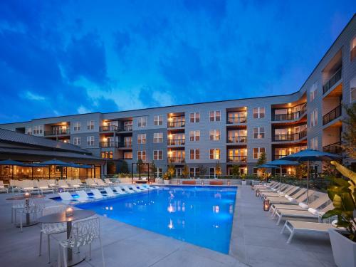 Bazén v ubytování AVE King of Prussia - Short Stay Furnished Apartment nebo v jeho okolí