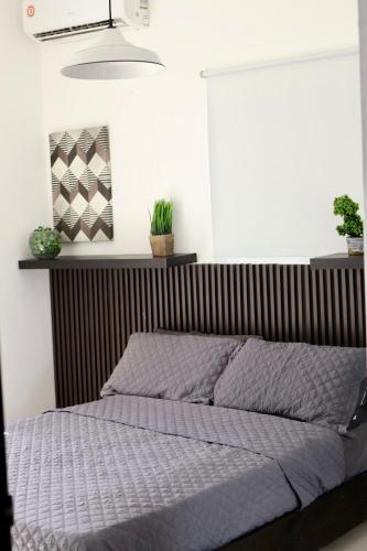 una camera da letto con un letto con testiera in legno di Apartamento en la romana en el centro a La Romana