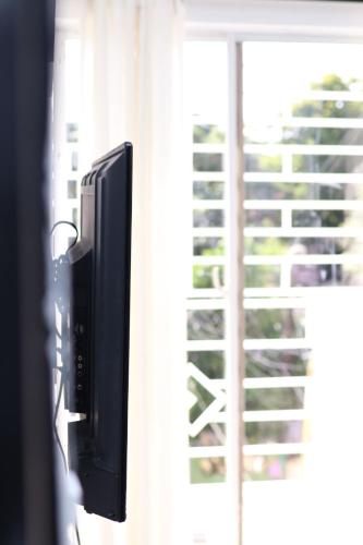 una TV a schermo piatto davanti a una finestra di Apartamento en la romana en el centro a La Romana