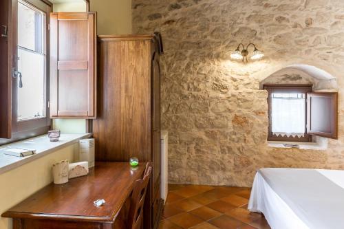 a kitchen with a table and a bed in a room at La Muraglia Residenza Turistica Rurale in Santa Croce Camerina