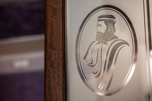 a picture of a woman in a round mirror at Hotel Garibaldi in Milazzo