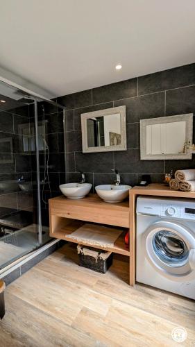 a bathroom with two sinks and a washing machine at Le Brocangîte à Jules in Bèze