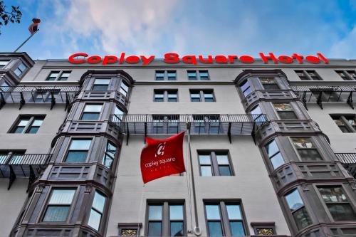un edificio con una bandera roja delante de él en Copley Square Hotel en Boston