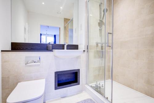 Ένα μπάνιο στο New 2 BR Flat Near Hayes Station Free Parking