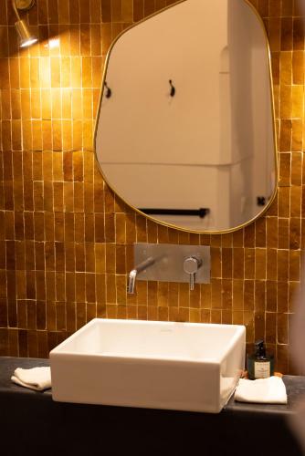 Un baño de Riad Dar Nakous
