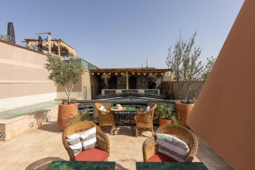 Un balcón o terraza de Riad Dar Nakous