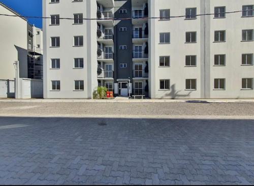 an empty street in front of a large building at Apartamento Pelotas in Pelotas
