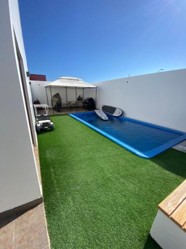 an indoor trampoline in a room with green grass at Casa con piscina in Bahia Inglesa