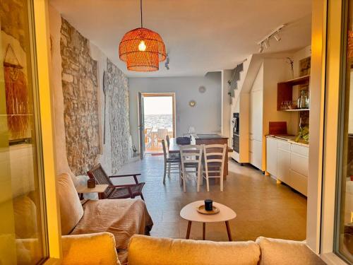 ein Wohnzimmer mit Sofa und Tisch in der Unterkunft Luxus Haus direkt am Meer bei Novigrad in Dajla