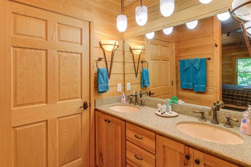 un bagno con due lavandini e un grande specchio di Near Boone-Custom Built Cabin 3 BR 3 BA with Hot Tub a Zionville