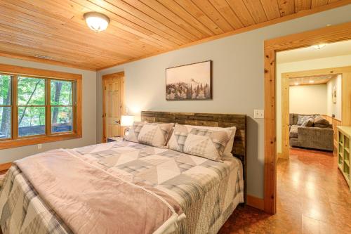 una camera da letto con un letto grande con soffitto in legno di Near Boone-Custom Built Cabin 3 BR 3 BA with Hot Tub a Zionville