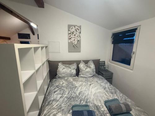 Un pat sau paturi într-o cameră la Ferienwohnung Winterzeit near Interlaken Thun Spiez Kandersteg