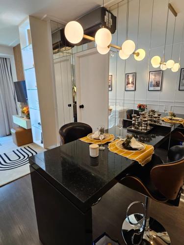 a kitchen with a large black island with black chairs at EstanPlaza Nações Unidas - SP Classic - apto 302 in Sao Paulo