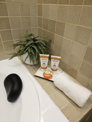 a toilet with two cups and a roll of toilet paper at EstanPlaza Nações Unidas - SP Classic - apto 302 in Sao Paulo