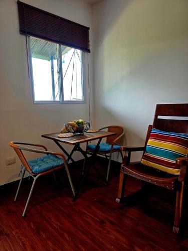 Area soggiorno di mountain cabin with private waterfall and river