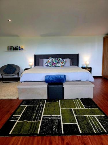 una camera da letto con un letto grande in una stanza di mountain cabin with private waterfall and river a Monteverde Costa Rica