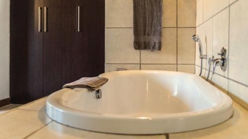 Ένα μπάνιο στο Zebula Bush Villa 82, Zebula Golf Estate and Spa