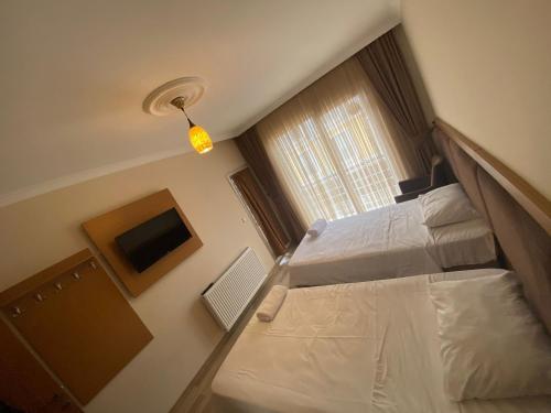 a small bedroom with two beds and a window at TRABZON ınn REZİDANS in Trabzon