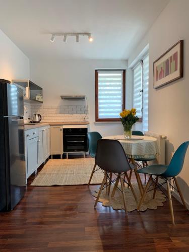 a kitchen and dining room with a table and chairs at Apartament Ogrodowa in Bielany Wrocławskie