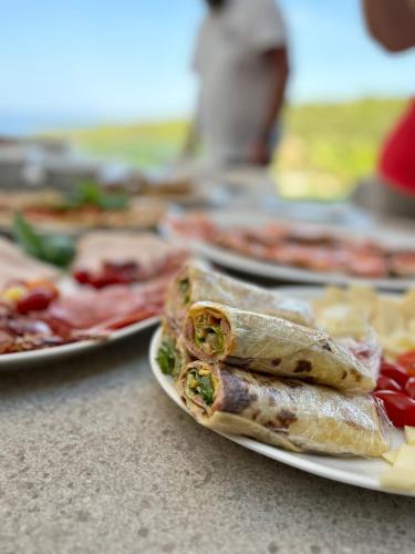 deux assiettes de nourriture sur une table avec des assiettes de nourriture dans l'établissement Villa Kukurina - luxury service with view, à Potocnica