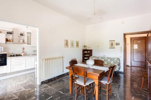 a kitchen and dining room with a table and chairs at Agriturismo Osea in Monteriggioni