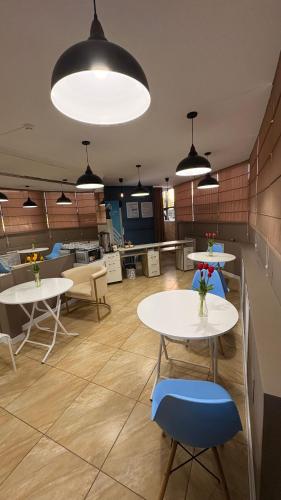 Habitación grande con mesas, sillas y luces. en Байтерек рядом Министерство, en Astana