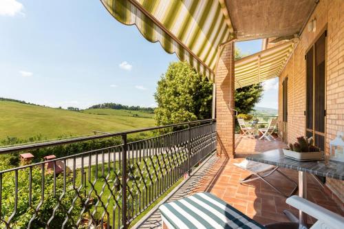 a balcony with a view of a field at Agriturismo Osea in Monteriggioni