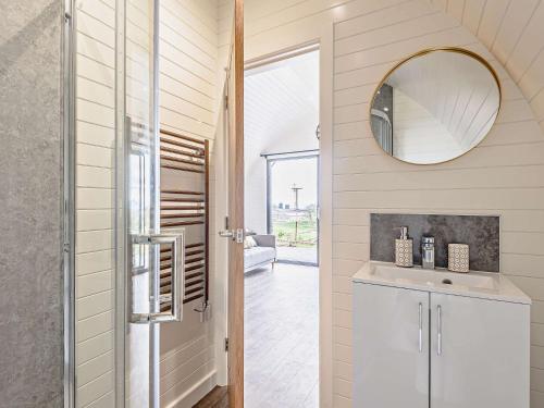 Ένα μπάνιο στο 1 Bed in Gwyddelwern 80319