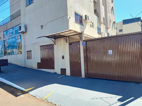 a building with a brown gate and a building at Apart próximo a Unimed de 2 quartos com Ac e garagem in Santo Ângelo