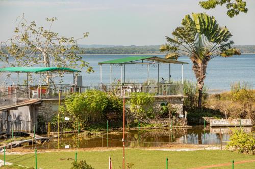 a restaurant with a view of the water at La Casa de Don David in El Remate