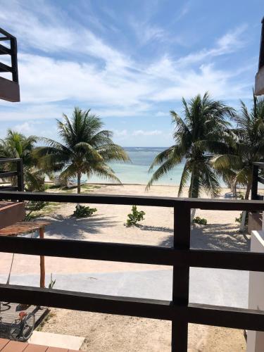 a view of the beach from the balcony of a resort at Casa Atún Mahahual, vista al Mar Caribe in Mahahual
