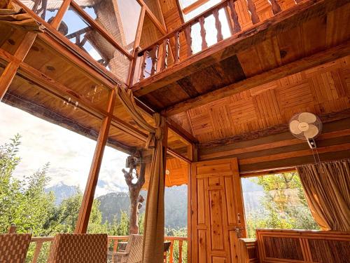 a room with a large window in a wooden house at Applehill Stays - Work & Relax in Kulu