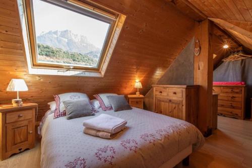 een slaapkamer met een bed met een groot raam bij Beautiful Lake Annecy Villa in Menthon-Saint-Bernard