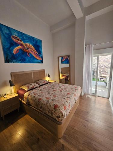 a bedroom with a bed and a painting on the wall at Bear Homes - Olimpia Suite in Valencia