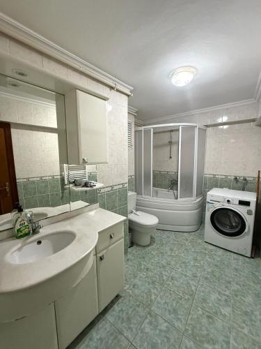 Koupelna v ubytování Modern 3-BR Apt w AC & Elevator, Near Metro