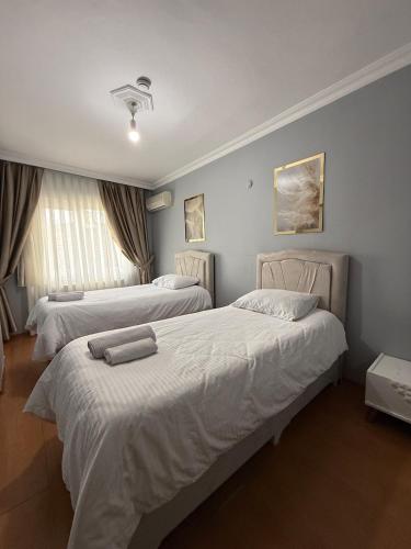 Postel nebo postele na pokoji v ubytování Modern 3-BR Apt w AC & Elevator, Near Metro