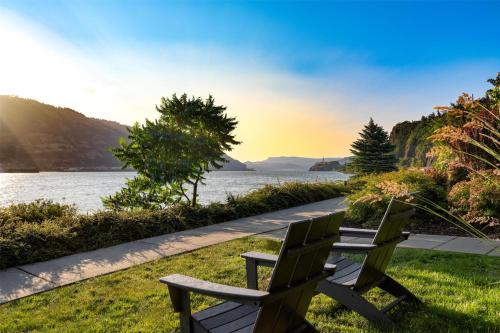two benches sitting on the grass near a body of water at Best Western Plus Hood River Inn in Hood River
