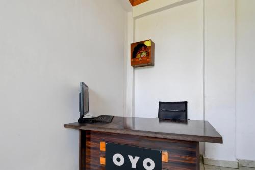 Телевизор и/или развлекательный центр в Hotel O New Shagun Vatika Lawn & Hotel