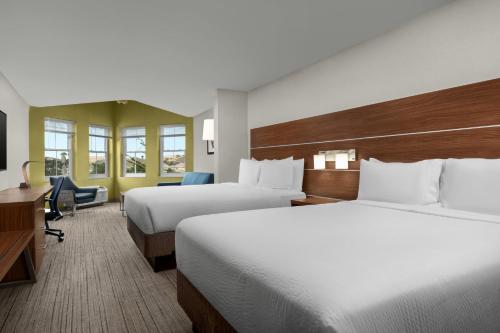 Ένα ή περισσότερα κρεβάτια σε δωμάτιο στο Holiday Inn Express Hotel & Suites Marina by IHG