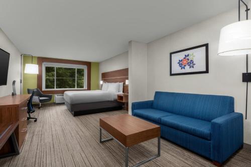 Televisyen dan/atau pusat hiburan di Holiday Inn Express Hotel & Suites Marina by IHG