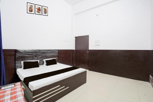 a bedroom with a bed in a room at HOTEL O SP GRAND Sidhauli in Mahmūdābād