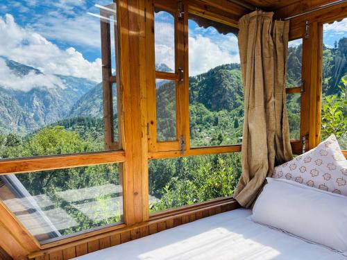 a room with a window with a view of mountains at Applehill Stays - Work & Relax in Kulu