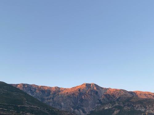 a view of a mountain range with a blue sky at Il Nido del Viaggiatore in Orikum