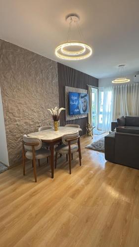 a living room with a table and a couch at شقة داخل كمبواند Kayan grand haightsرقم هاتف صفر صفر اتنين صفر واحد واحد صفر اتنين اربعه ثلاثه صفر 222 in 6th Of October
