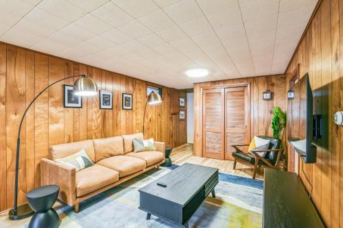 University HeightsにあるIowa City 4BR Backyard Walk to Stadium homeのソファとテーブルのあるリビングルーム