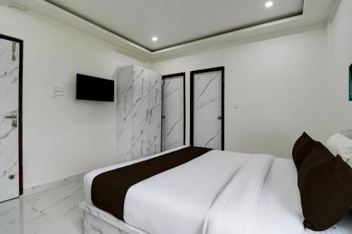 Una televisión o centro de entretenimiento en Hotel O Blue stone Residency